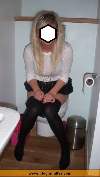 Fille aux toilettes